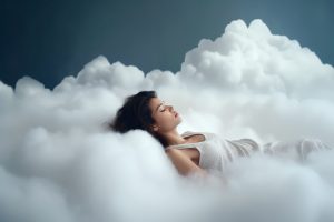 Guter Schlaf: Frau schläft auf Wolken