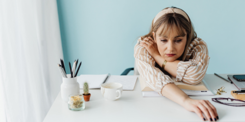 Scannerfrau am Arbeitsplatz Scannerfrau am Arbeitsplatz frustriert